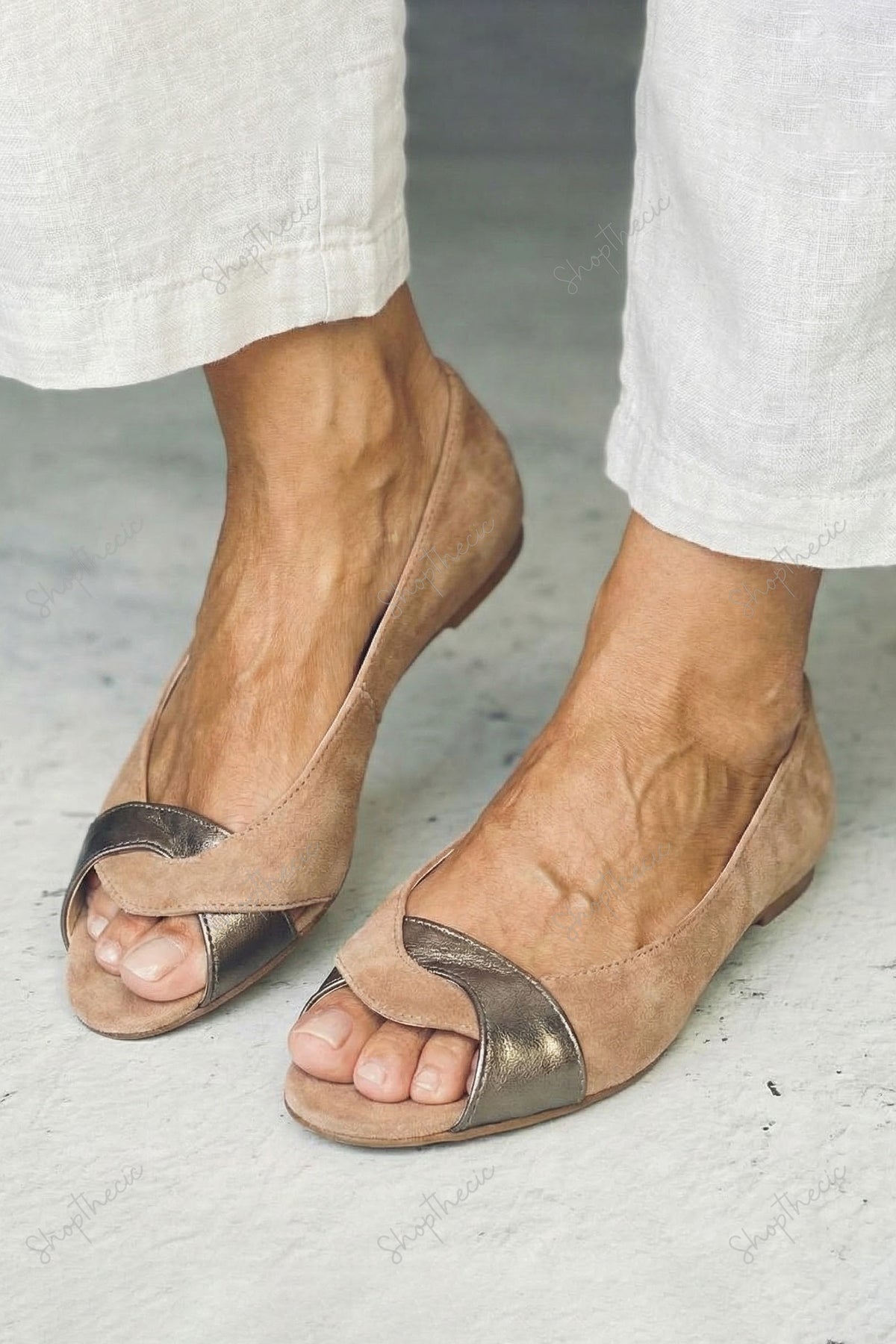 Chic Peep-toe color-blocked flat sandals