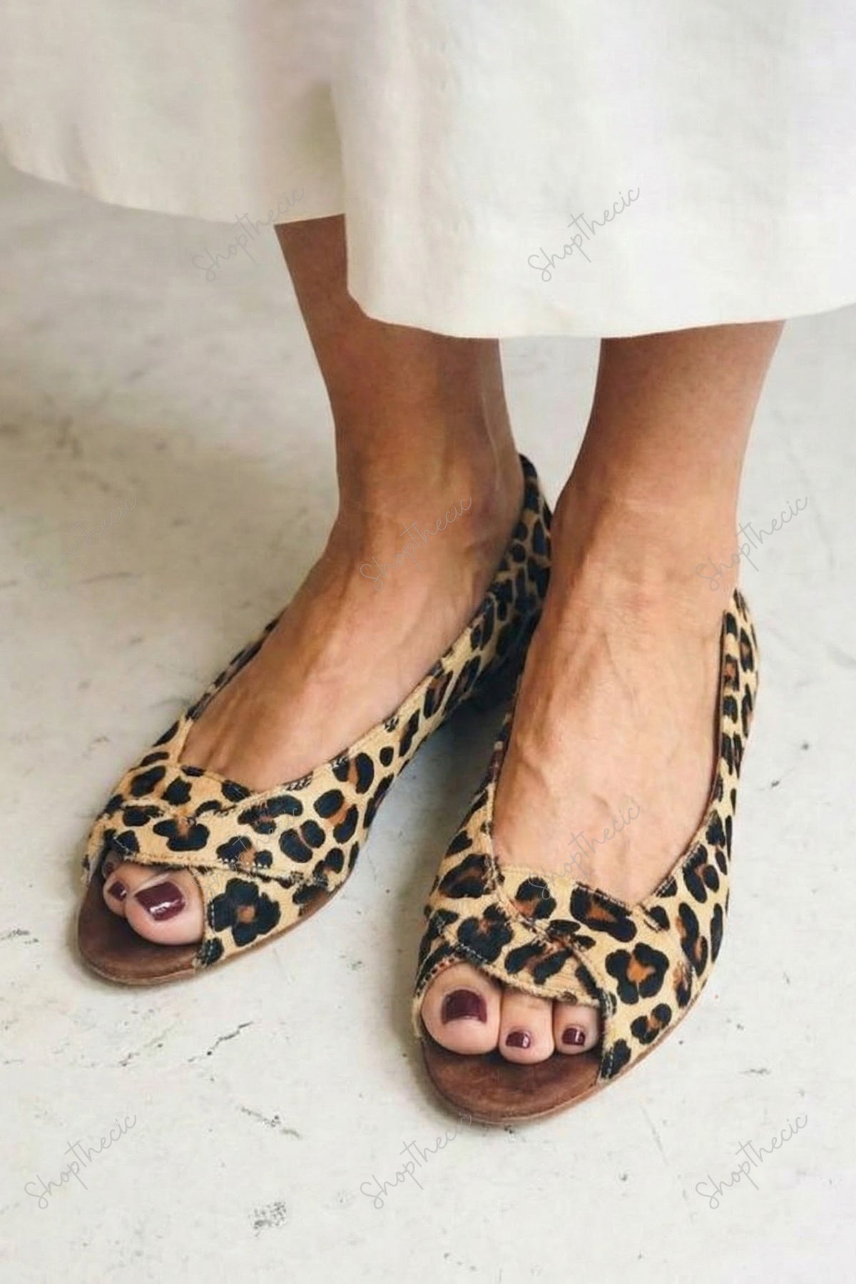 Chic Peep-toe color-blocked flat sandals