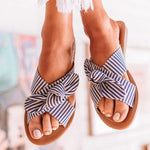 Gestreifte Flip-Flops mit Schmetterlingsknoten 