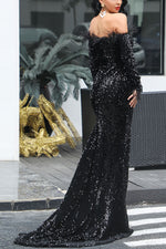 Robe à sequins à manches longues et plumes à épaules dénudées 