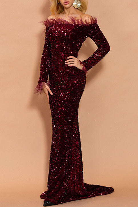 Robe à sequins à manches longues et plumes à épaules dénudées 