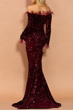 Robe à sequins à manches longues et plumes à épaules dénudées 