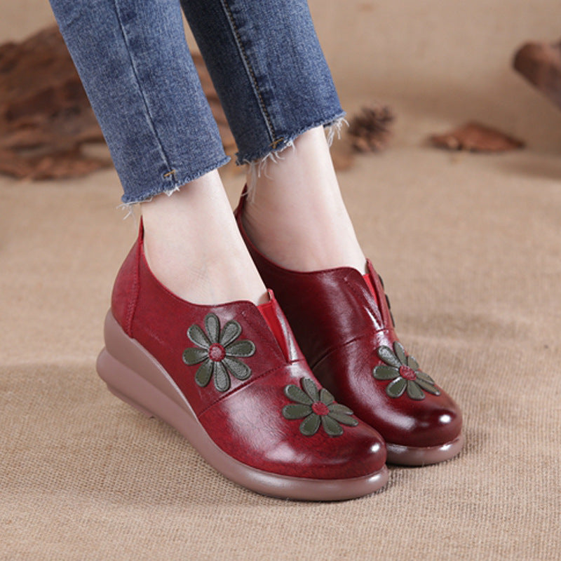Mocassins compensés en cuir brodés de fleurs