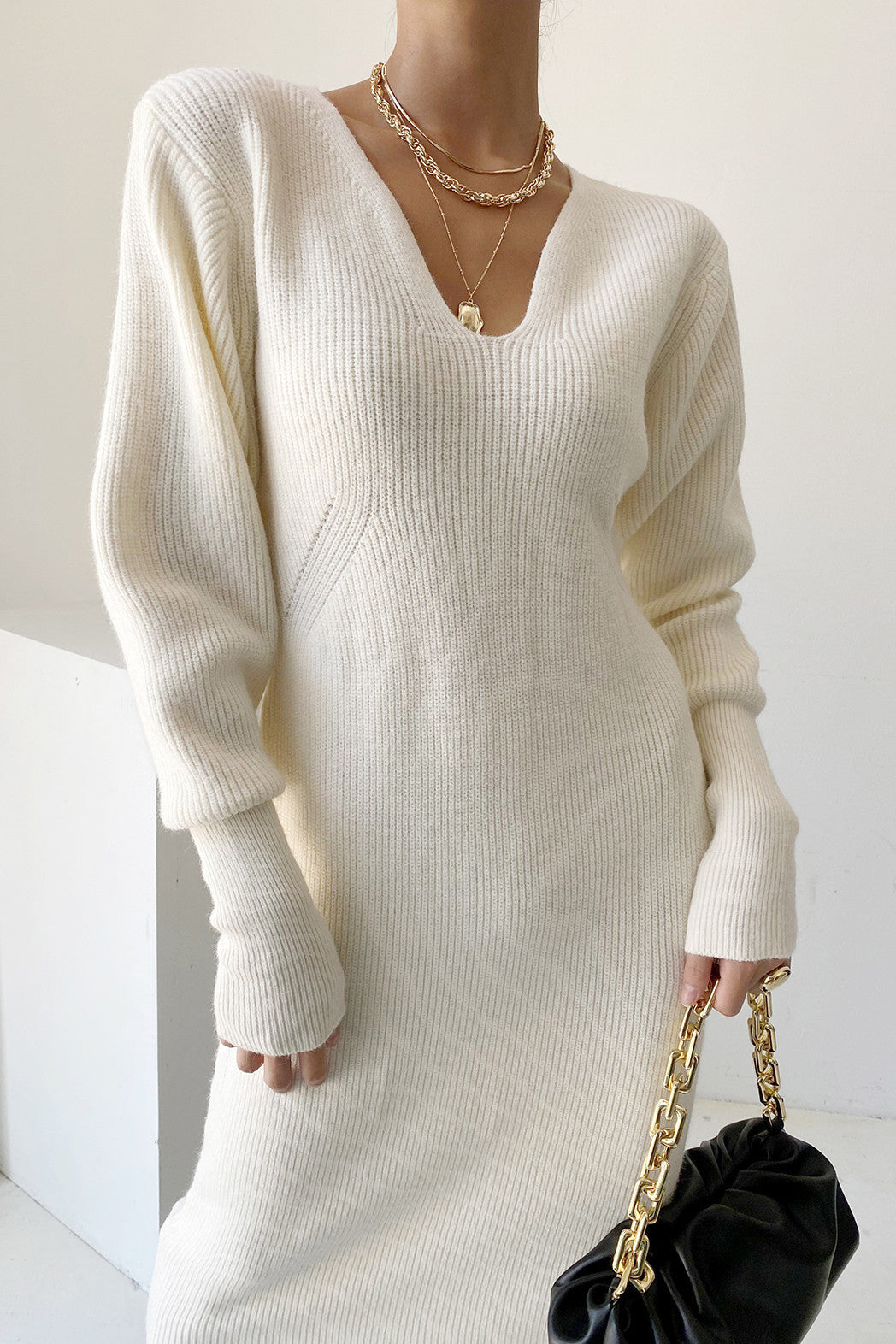 Robe tricotée à manches longues et col en V pour le bureau