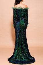 Robe à sequins à manches longues et plumes à épaules dénudées 