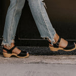 Sandales à talons en bois avec coutures 