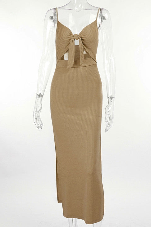 Robe dos nu à bretelles et découpes