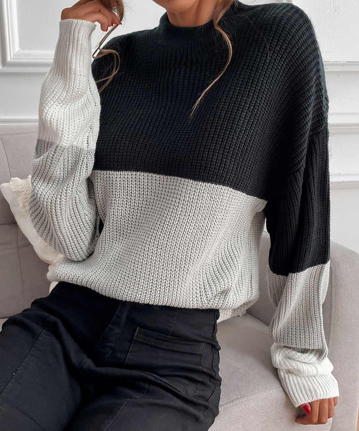 Halber Rollkragenpullover in Schwarz und Grau mit Übergangsnähten