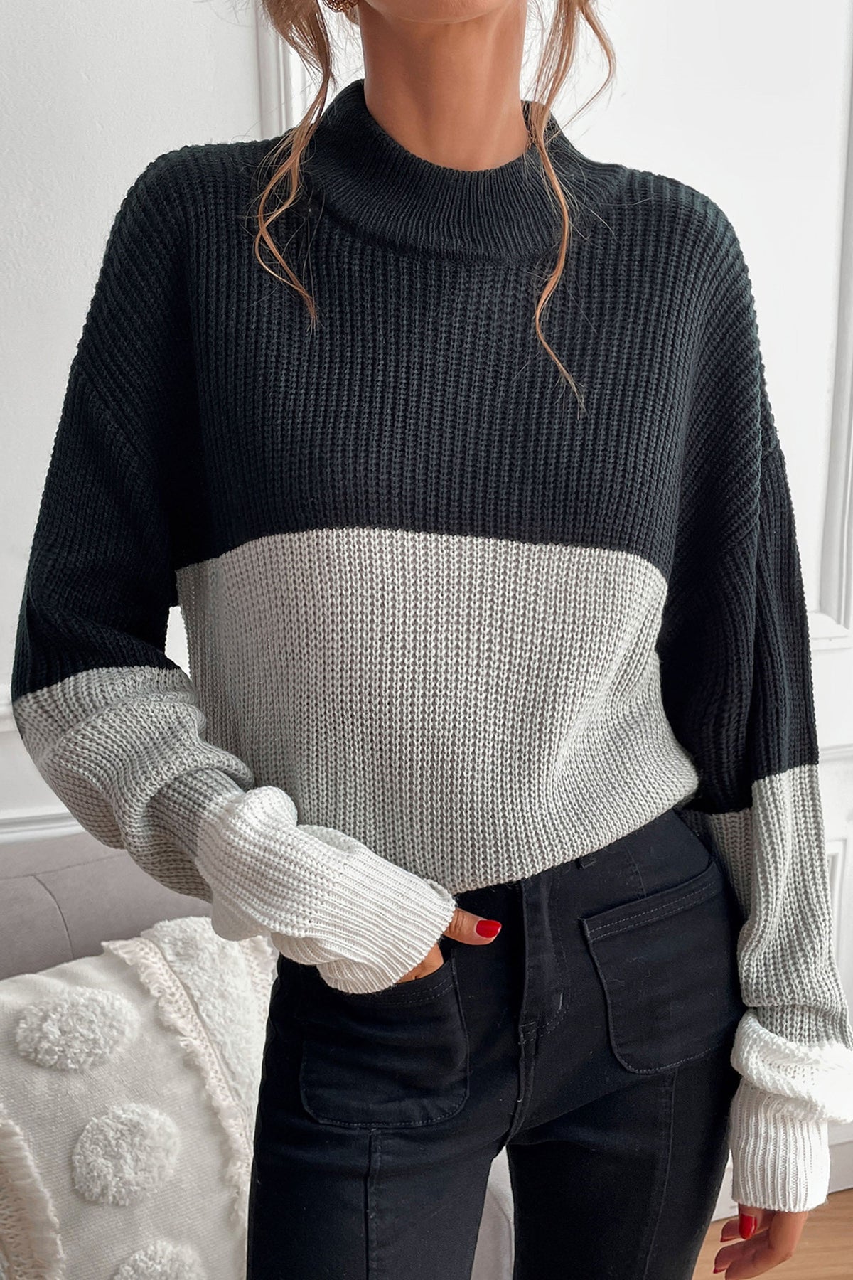 Halber Rollkragenpullover in Schwarz und Grau mit Übergangsnähten