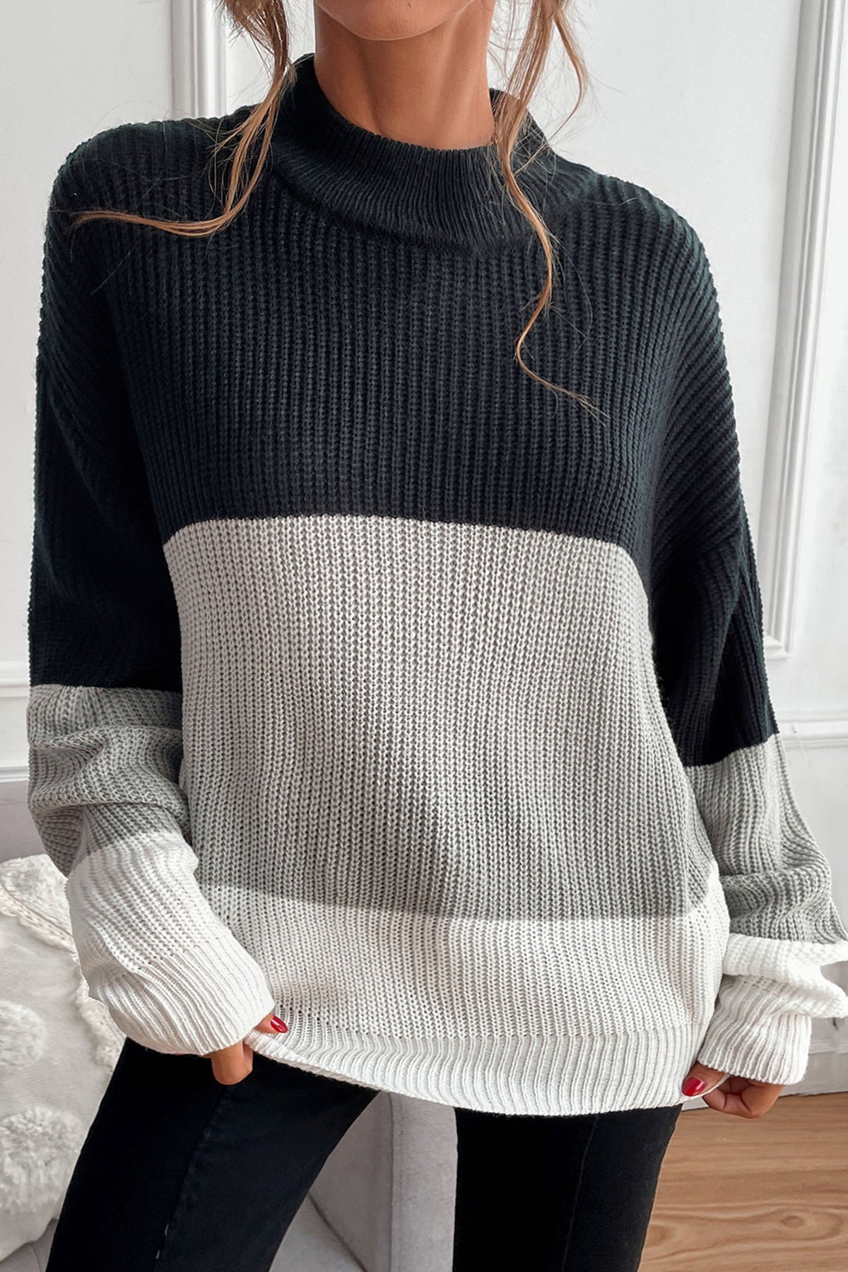 Halber Rollkragenpullover in Schwarz und Grau mit Übergangsnähten