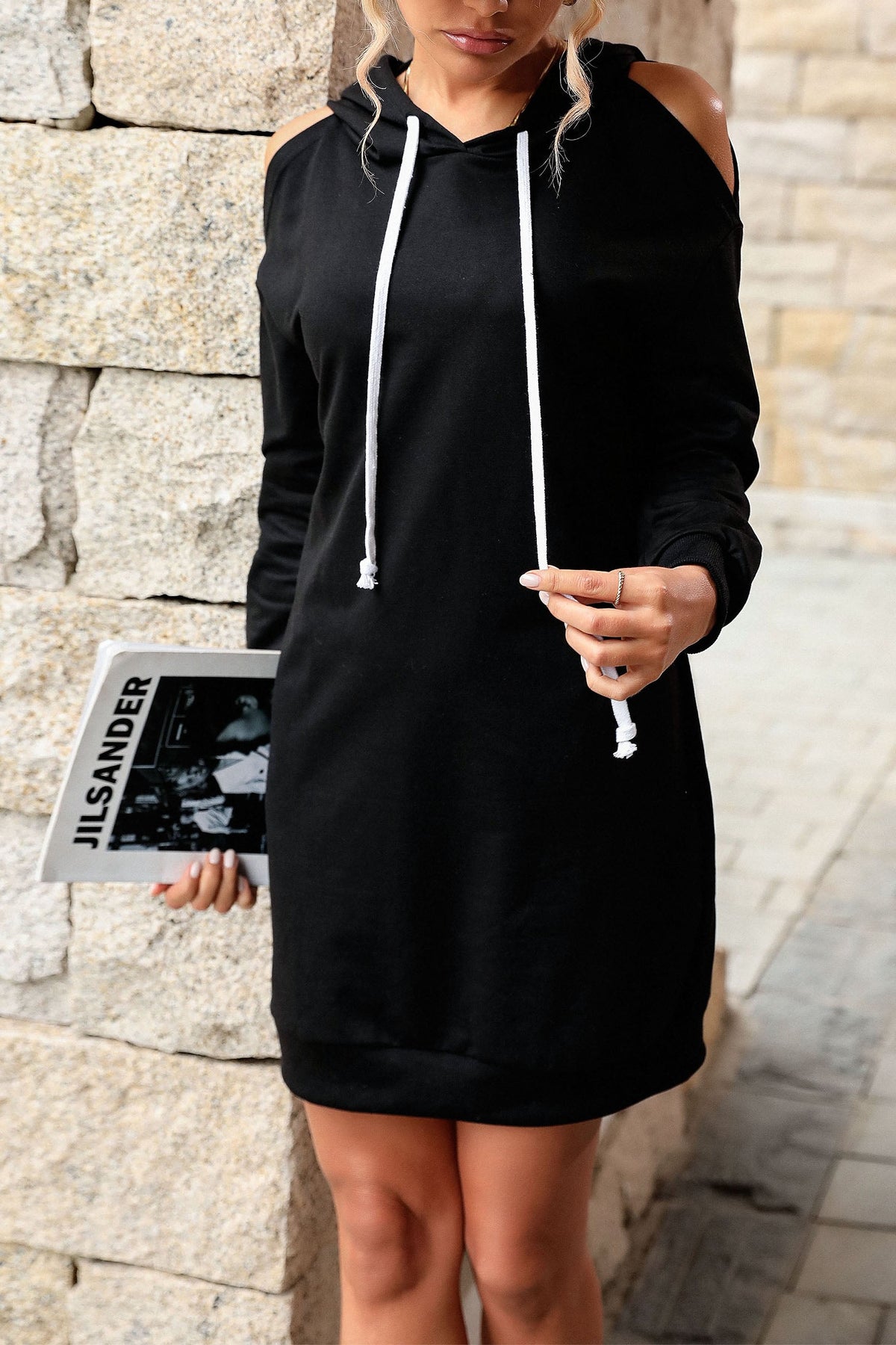 Robe pull à capuche et manches longues, épaules dénudées