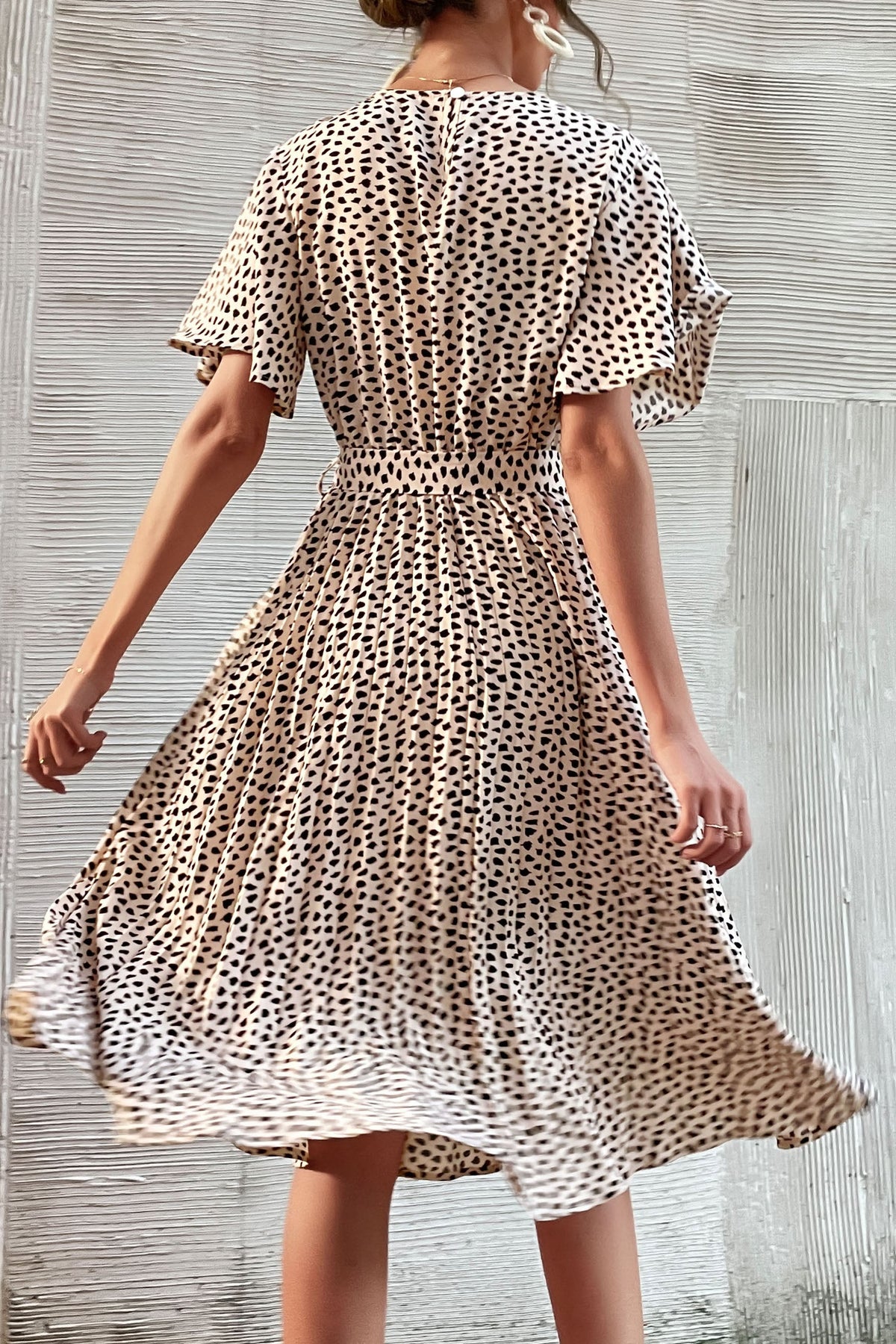 Robe plissée imprimé léopard à manches volantées