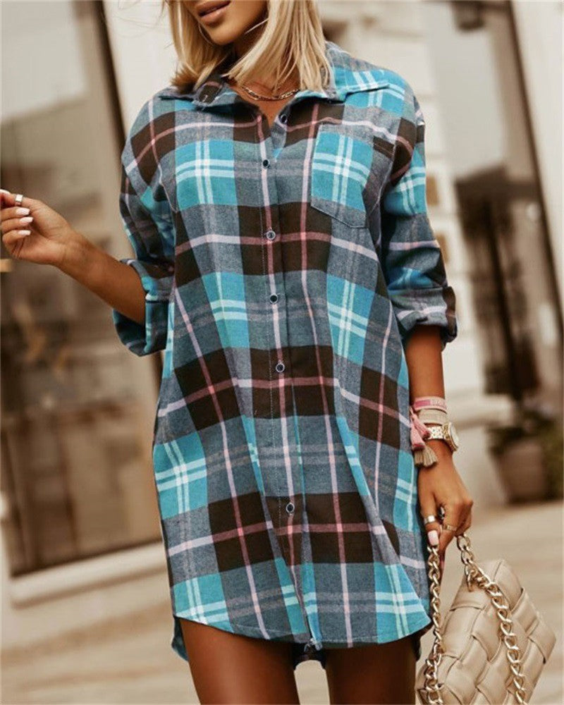 Robe chemise boutonnée à carreaux et manches retroussées