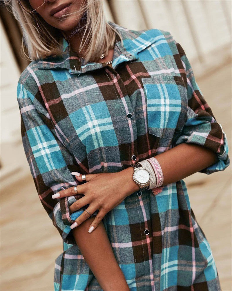 Robe chemise boutonnée à carreaux et manches retroussées