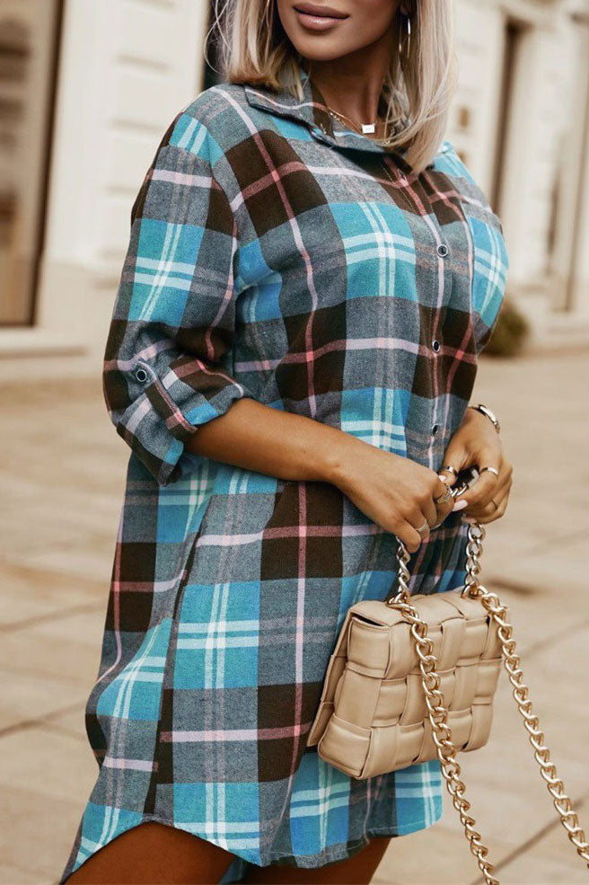 Robe chemise boutonnée à carreaux et manches retroussées