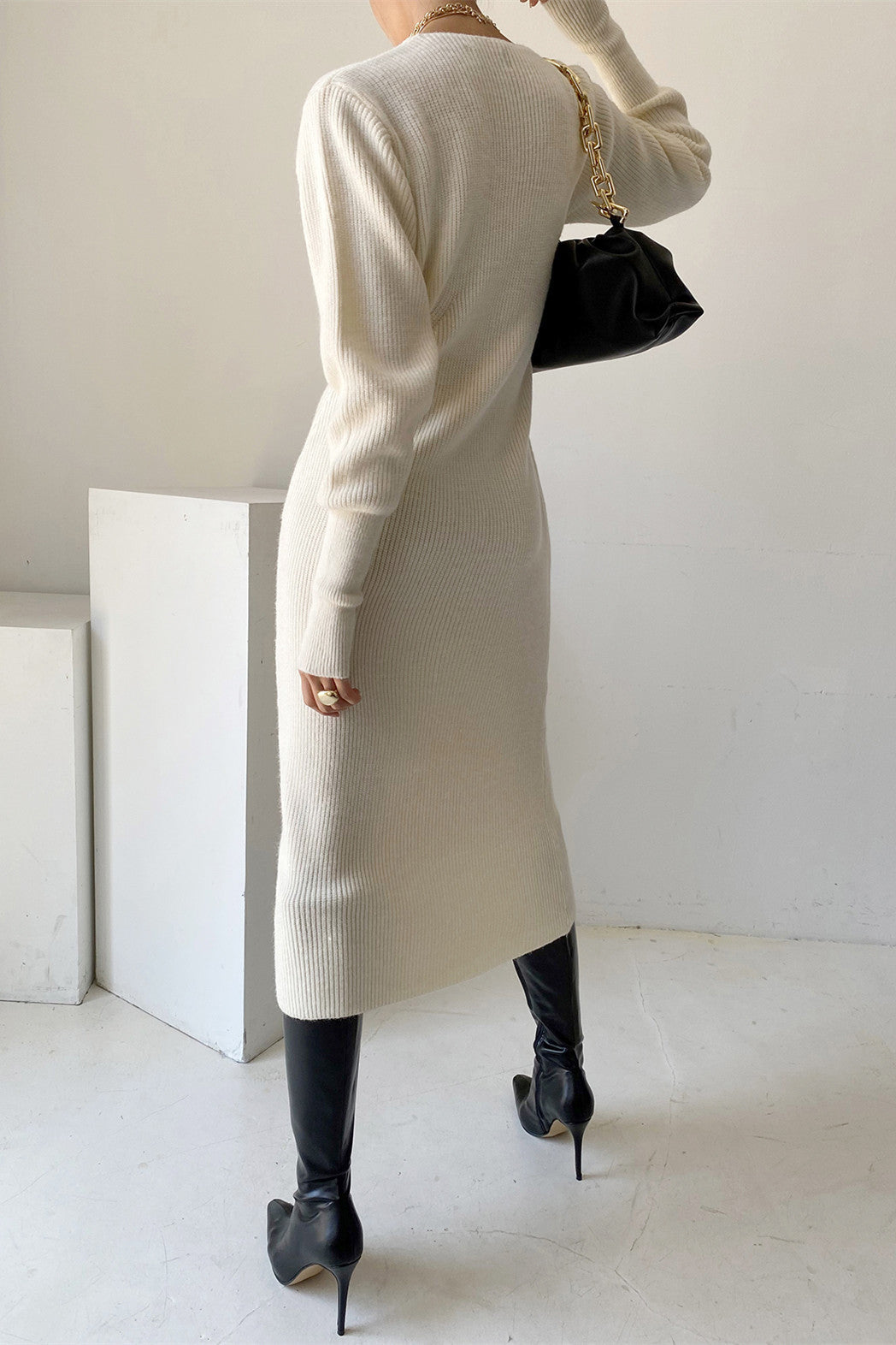 Robe tricotée à manches longues et col en V pour le bureau