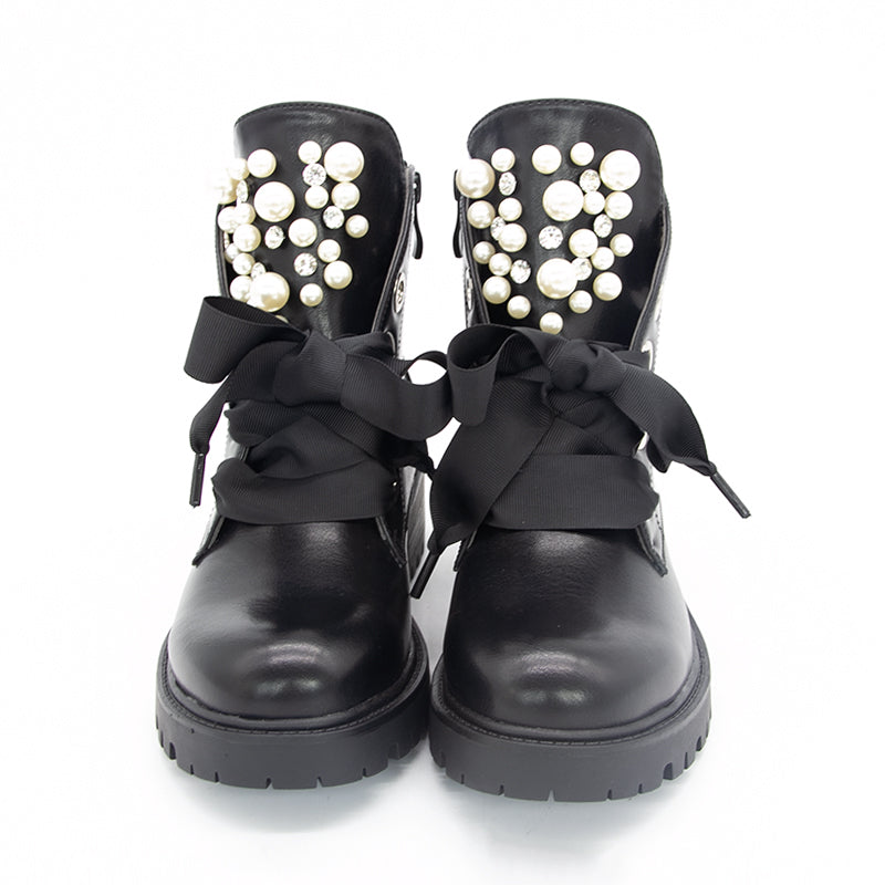 Bottines noires décorées de rubans de perles 