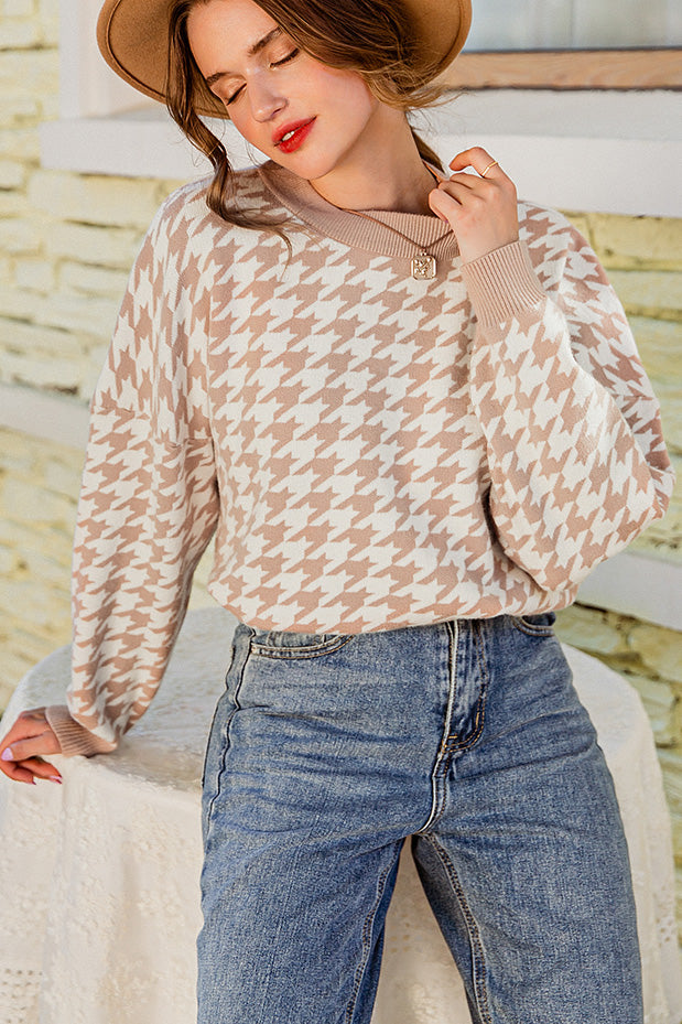 Khakifarbener Strickpullover mit geometrischem Hahnentrittmuster