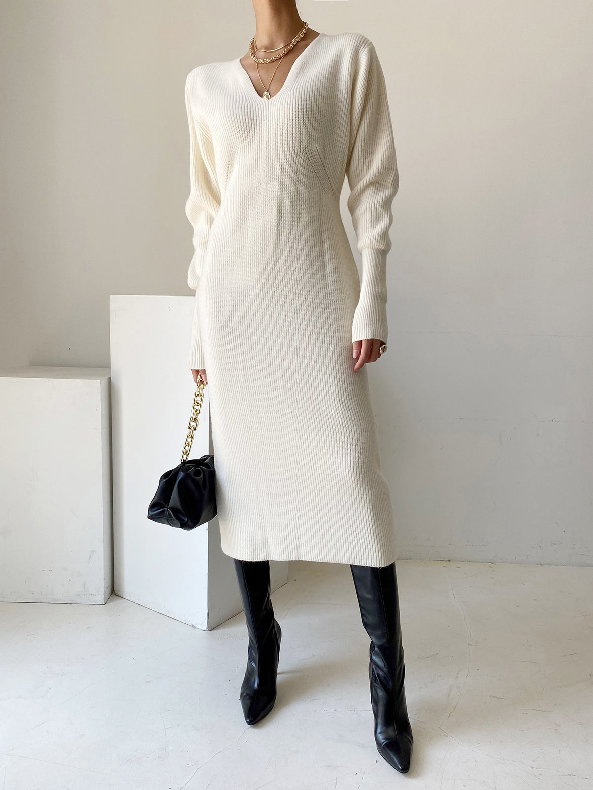 Robe tricotée à manches longues et col en V pour le bureau