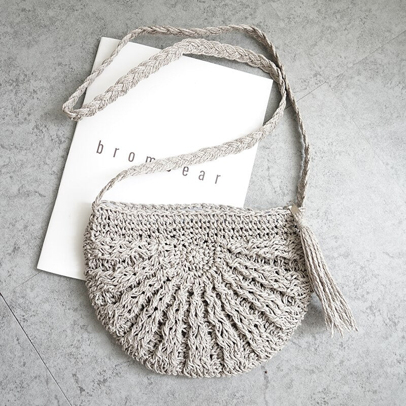 Sac de paille tricoté à pompon en demi-cercle