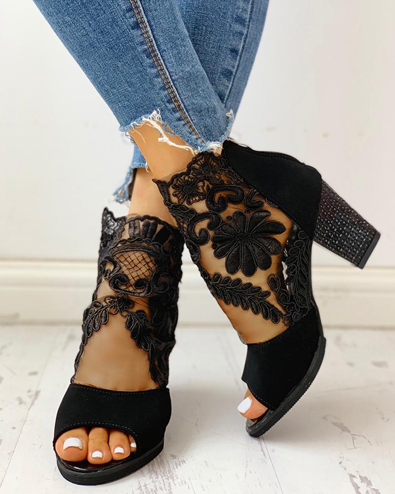Peep-Toe-Pumps-Sandalen mit hohen quadratischen Absätzen