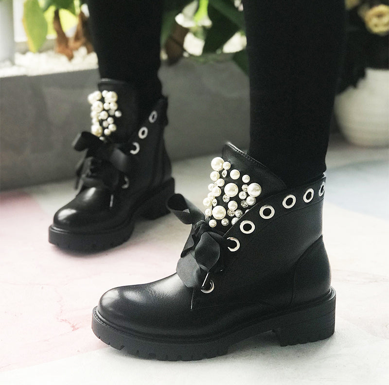 Bottines noires décorées de rubans de perles 