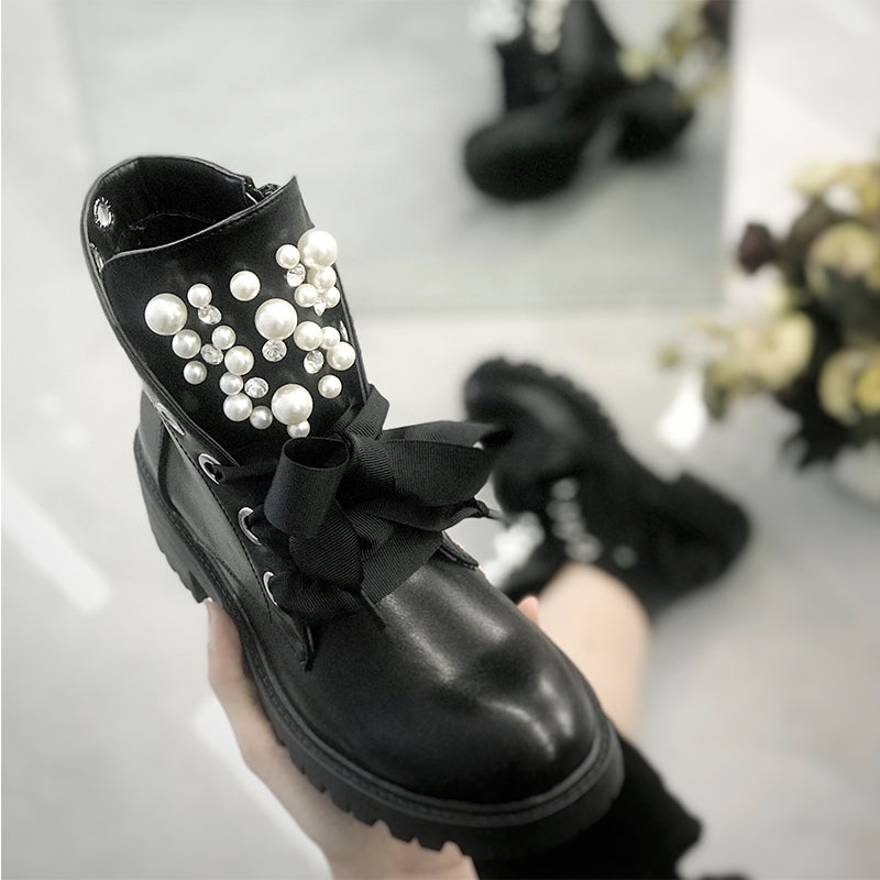 Bottines noires décorées de rubans de perles 