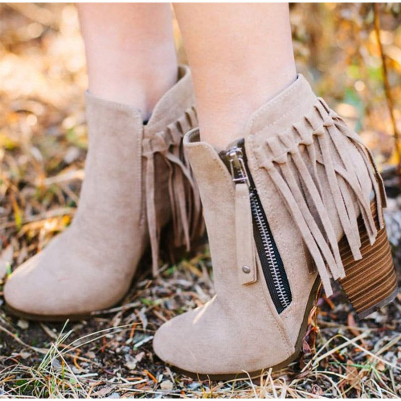 Botines de ante con cremallera y borlas