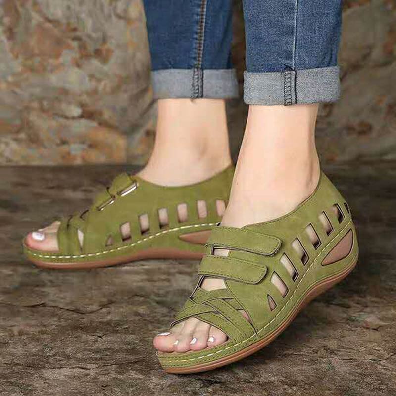 Flache Strandsandalen mit Keilabsatz