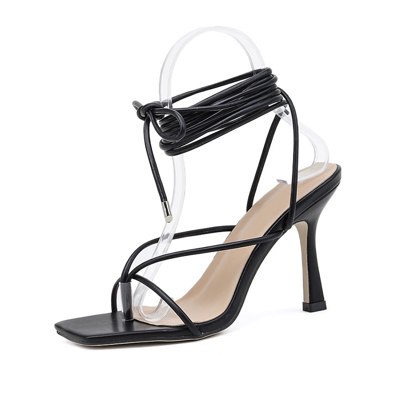 Sandales tongs à brides croisées et bande étroite