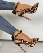 Talons fins avec bride à la cheville et nœud léopard