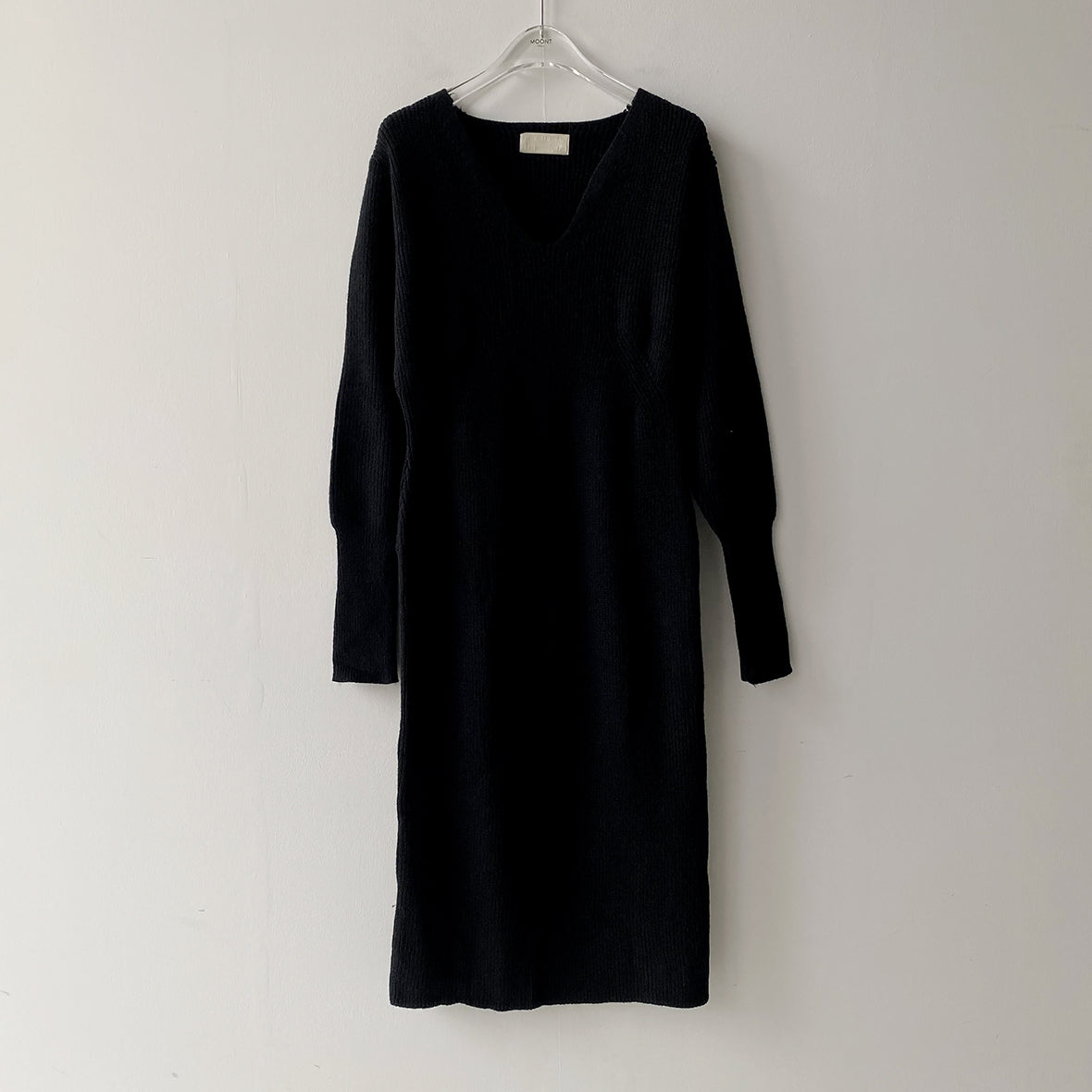 Robe tricotée à manches longues et col en V pour le bureau
