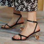 Sandalen mit quadratischem Zehenbereich und mittelhohem Absatz und Peep-Toe-Rückenriemen