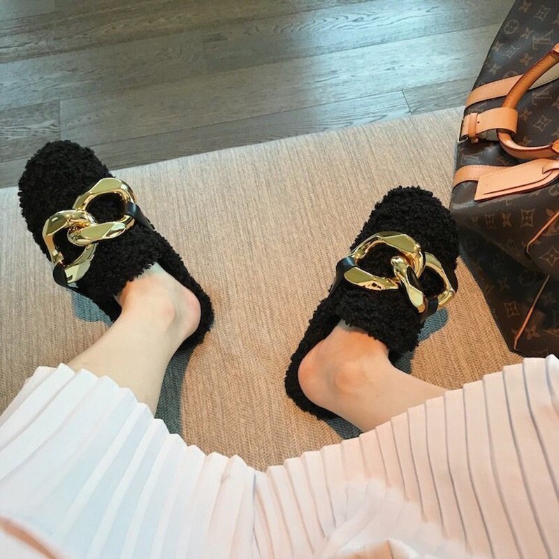 Damen-Mules-Flip-Flops aus pelzigem Pelz und Metall