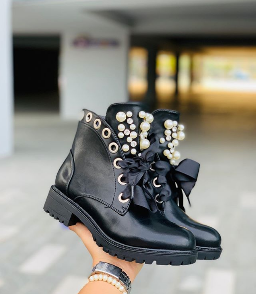 Bottines noires décorées de rubans de perles 