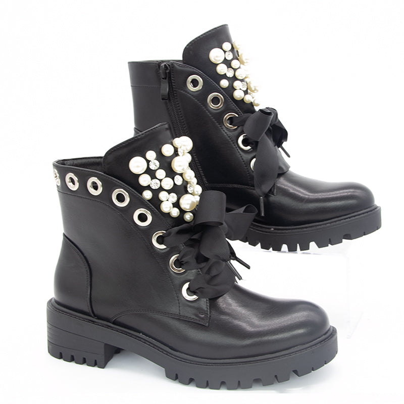 Bottines noires décorées de rubans de perles 