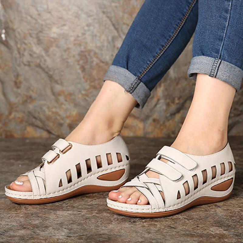 Flache Strandsandalen mit Keilabsatz