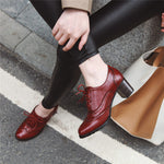 Britische Oxford-Schuhe mit quadratischem Absatz und spitzer Zehenpartie