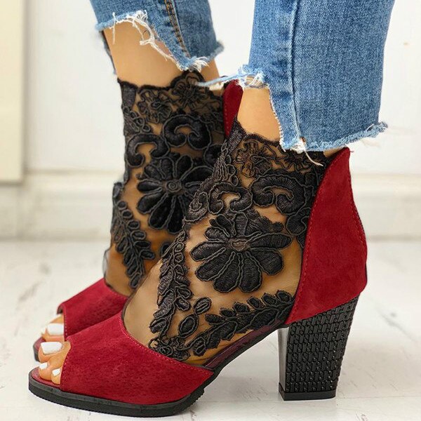 Peep-Toe-Pumps-Sandalen mit hohen quadratischen Absätzen
