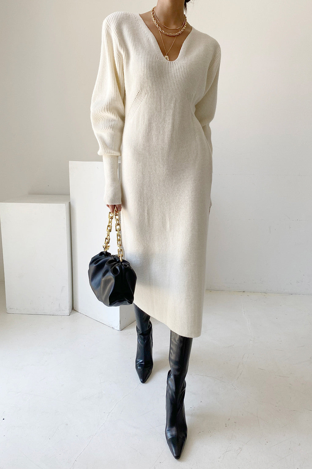 Robe tricotée à manches longues et col en V pour le bureau