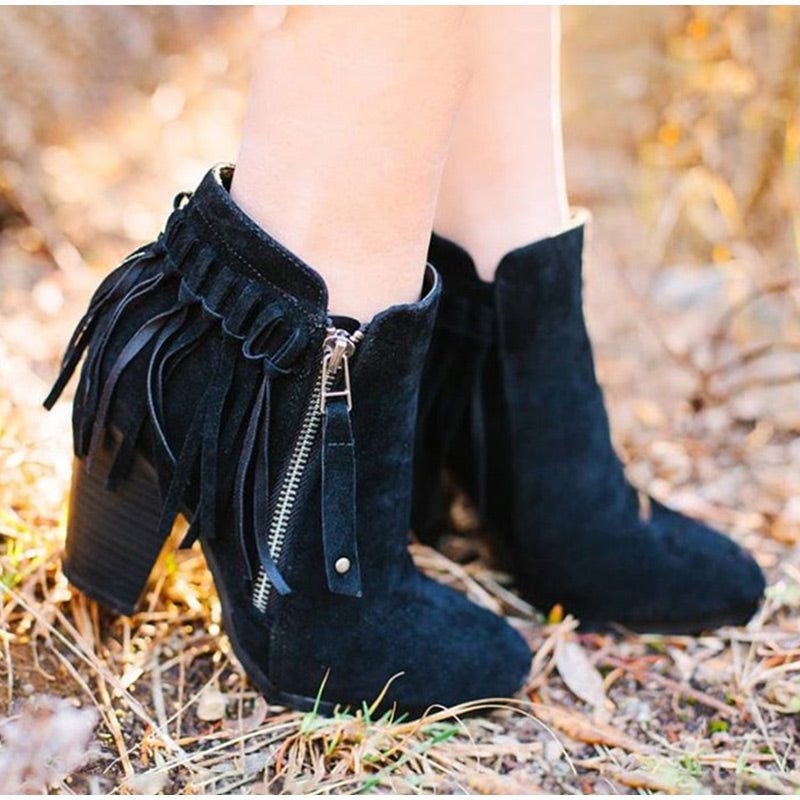 Botines de ante con cremallera y borlas