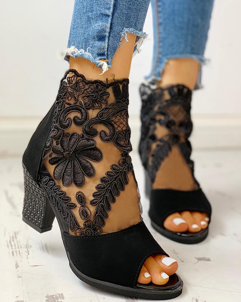Peep-Toe-Pumps-Sandalen mit hohen quadratischen Absätzen