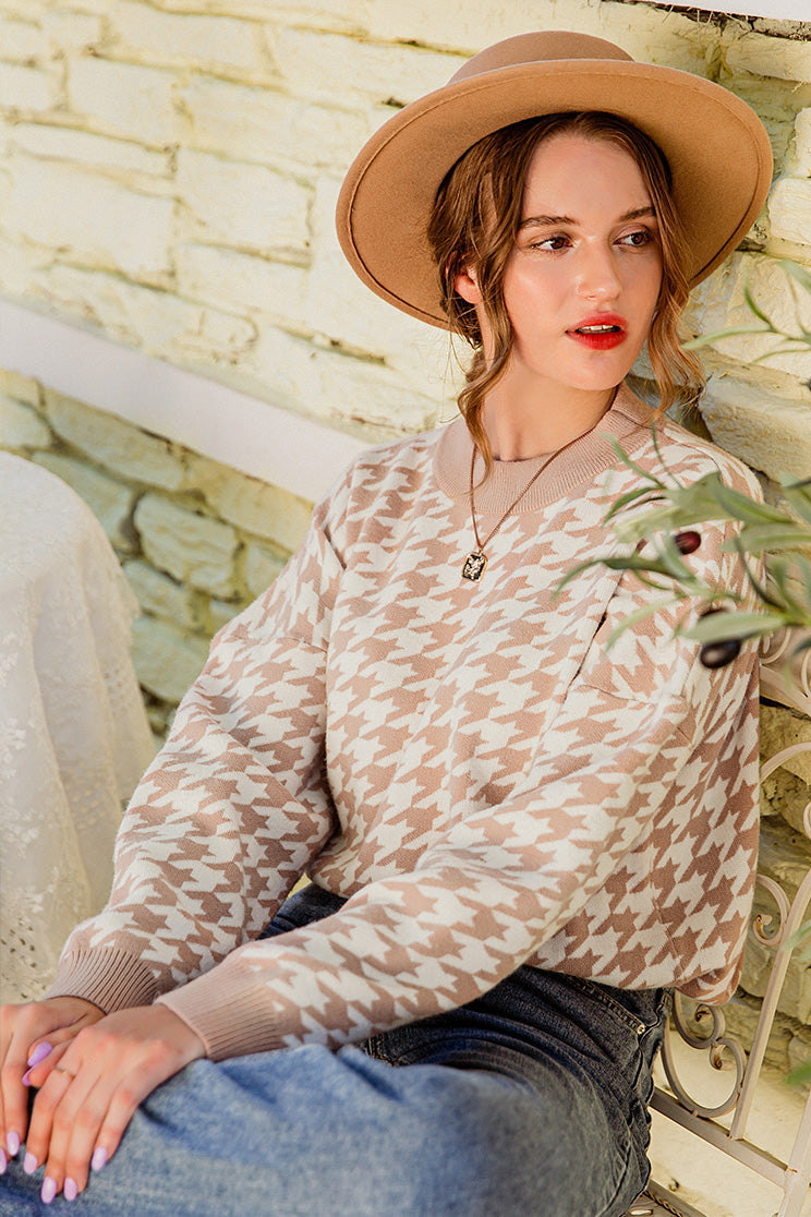 Khakifarbener Strickpullover mit geometrischem Hahnentrittmuster