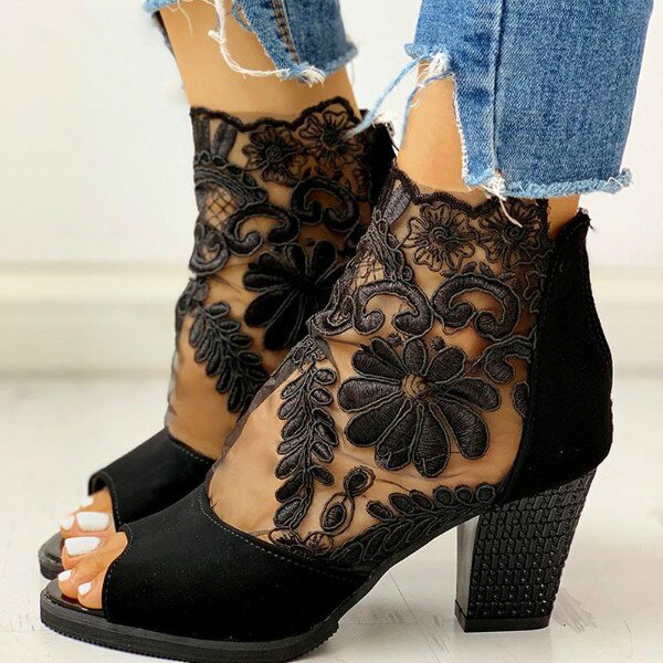Peep-Toe-Pumps-Sandalen mit hohen quadratischen Absätzen