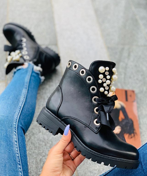 Bottines noires décorées de rubans de perles 