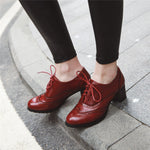 Britische Oxford-Schuhe mit quadratischem Absatz und spitzer Zehenpartie