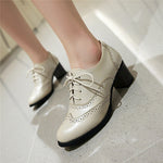 Britische Oxford-Schuhe mit quadratischem Absatz und spitzer Zehenpartie