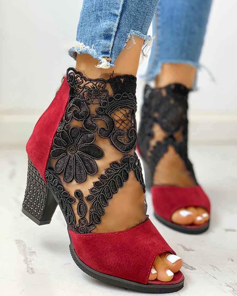 Peep-Toe-Pumps-Sandalen mit hohen quadratischen Absätzen