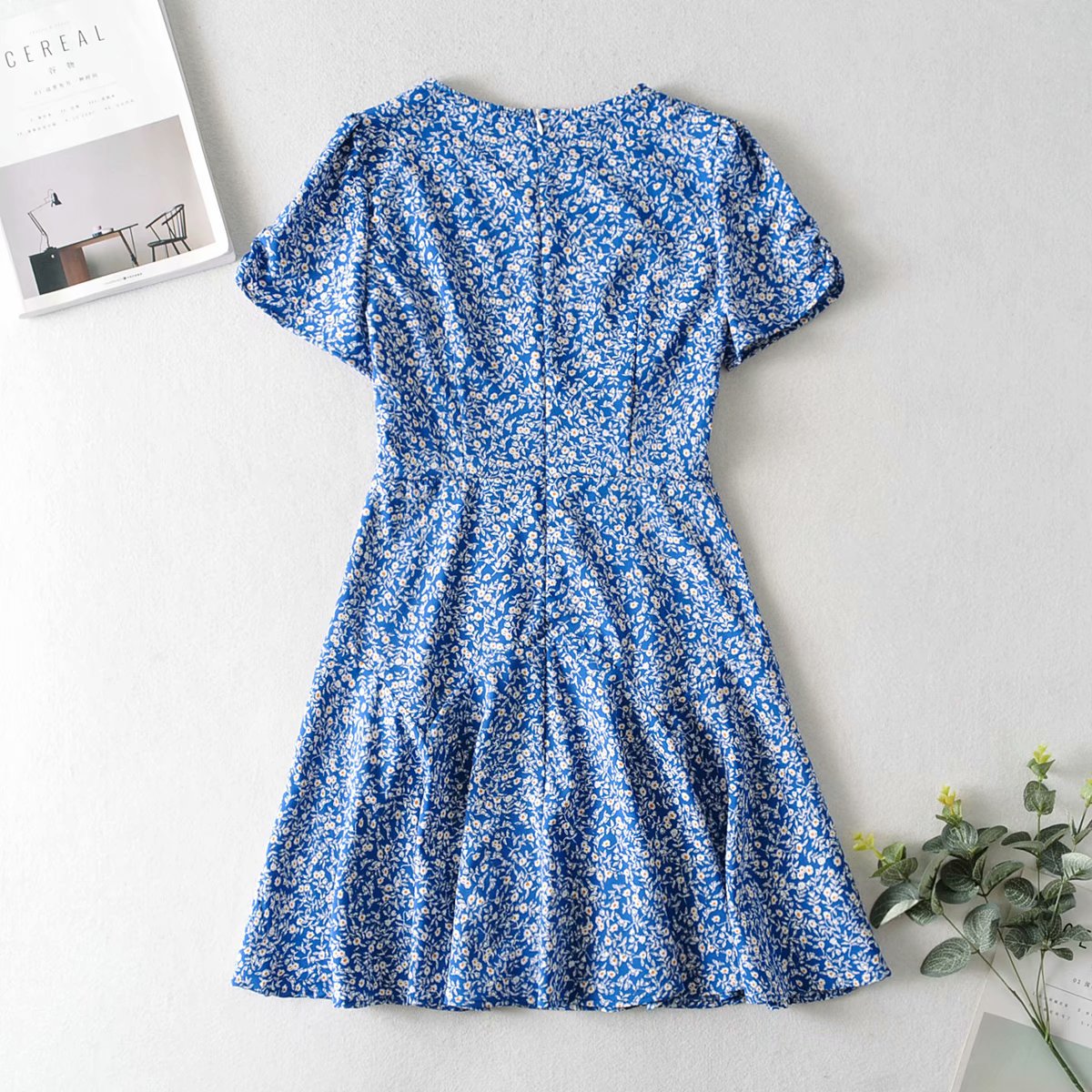 Robe d'été chic à fleurs et col en V