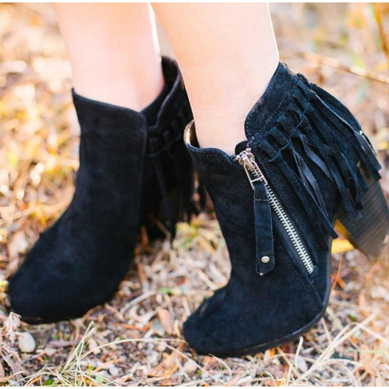 Botines de ante con cremallera y borlas